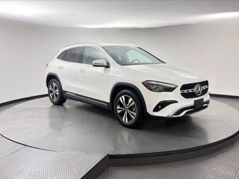 Used 2025 Mercedes-Benz GLA 250 4MATIC w/ Winter Package image 11