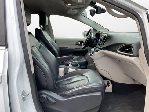 Used 2018 Chrysler Pacifica Touring-L image 15