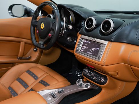 Used 2014 Ferrari California RWD image 31