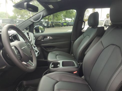 New 2026 Chrysler Pacifica Select FWD image 11