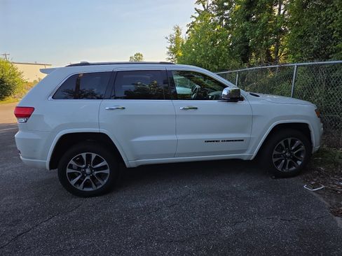 Used 2018 Jeep Grand Cherokee Overland AWD/4WD image 6
