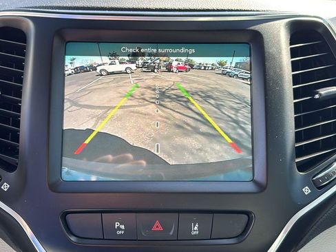 Used 2021 Jeep Cherokee Latitude Lux w/ Comfort/Convenience Group image 16