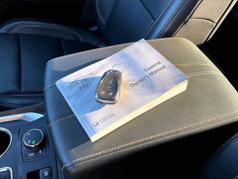 Used 2021 Chevrolet Traverse LT image 34