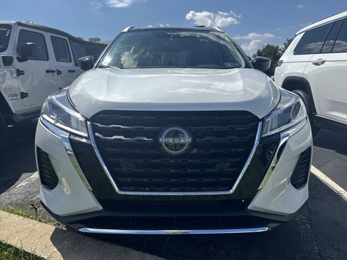 Used 2023 Nissan Kicks SV image 2