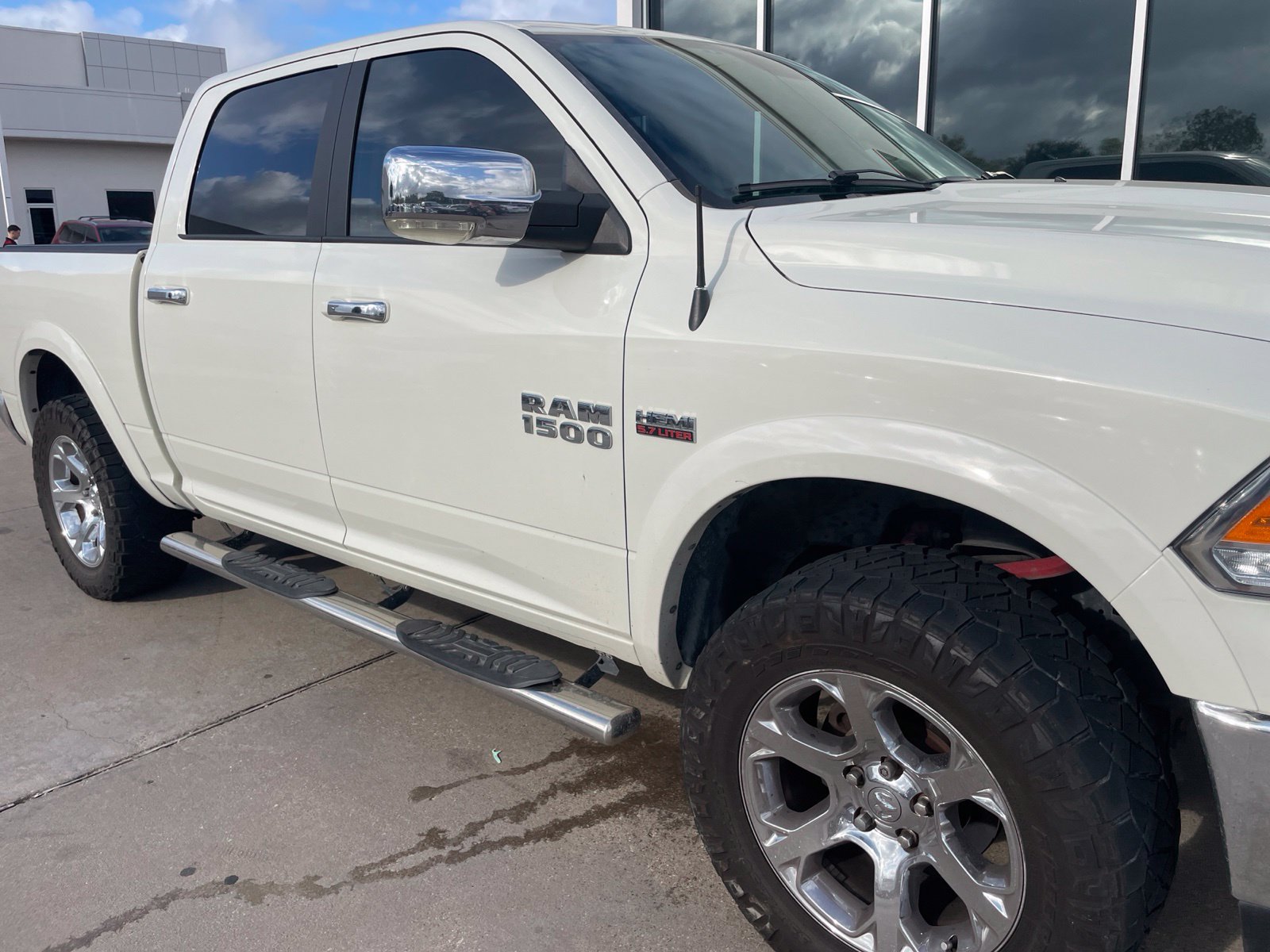 Used 2017 RAM 1500 Laramie w/ Convenience Group AWD/4WD image 3