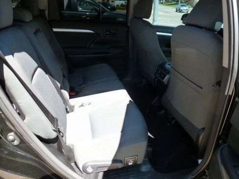 Used 2015 Toyota Highlander LE AWD/4WD image 12