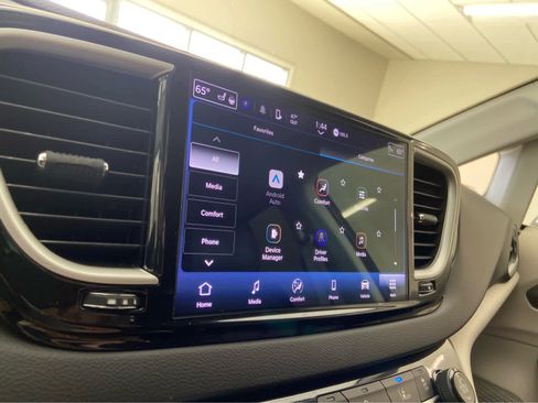 Used 2024 Chrysler Pacifica Touring-L image 30