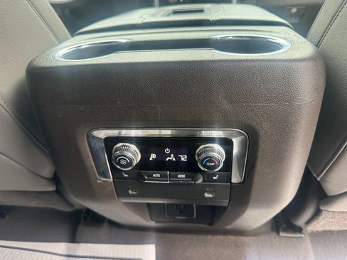 Used 2022 GMC Yukon SLT w/ SLT Luxury Package AWD/4WD image 15