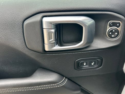 Used 2022 Jeep Wrangler Unlimited Sahara image 11