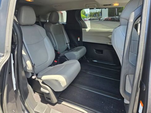 Used 2025 Toyota Sienna XLE FWD image 21