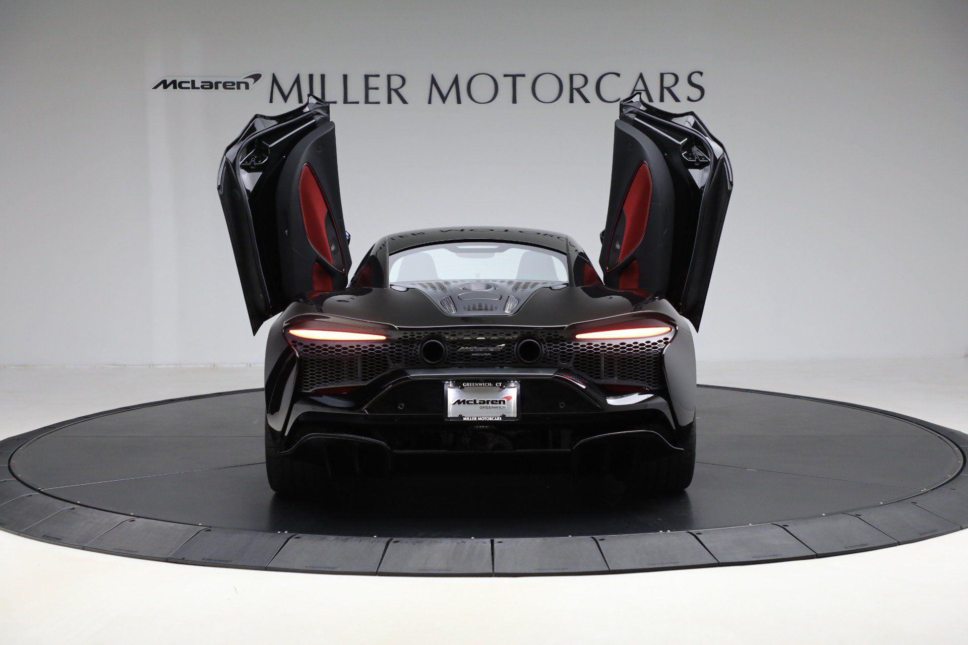 Used 2024 McLaren Artura RWD image 17