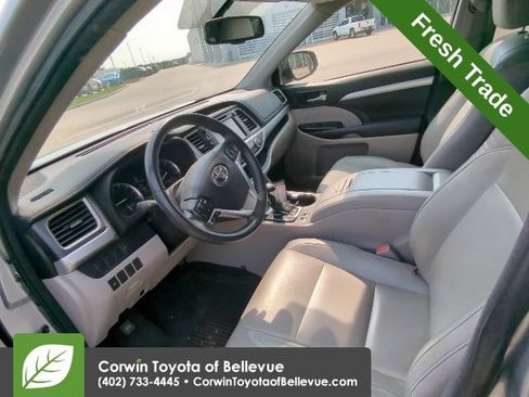 Used 2016 Toyota Highlander XLE AWD/4WD image 11