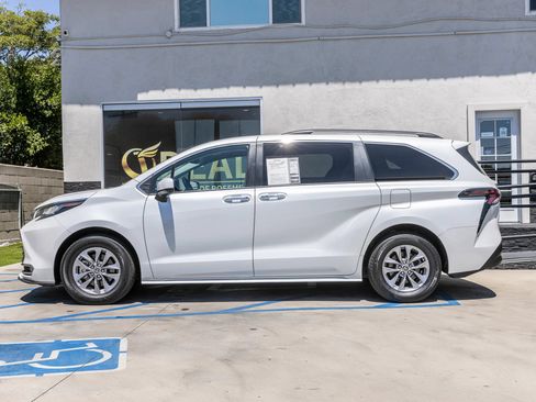 Used 2023 Toyota Sienna XLE FWD image 10