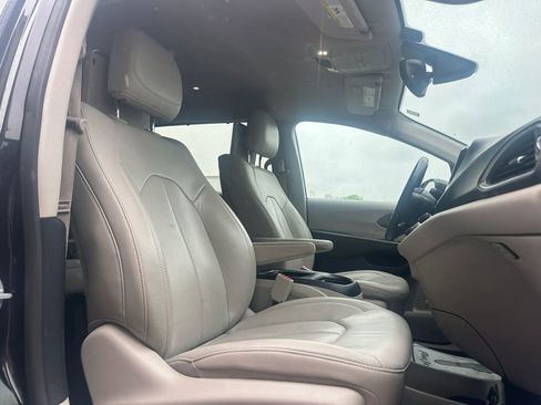 Used 2018 Chrysler Pacifica Touring-L Plus FWD image 13