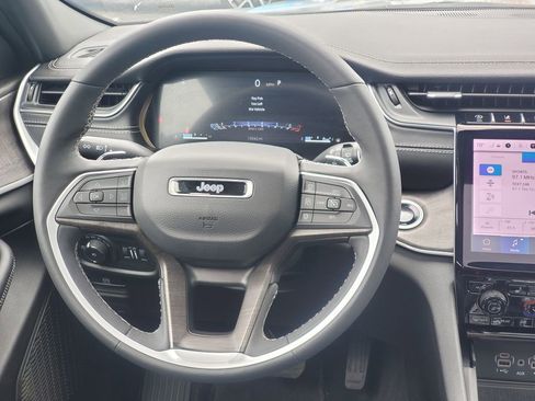 Used 2025 Jeep Grand Cherokee Limited w/ Luxury Tech Group II AWD/4WD image 28