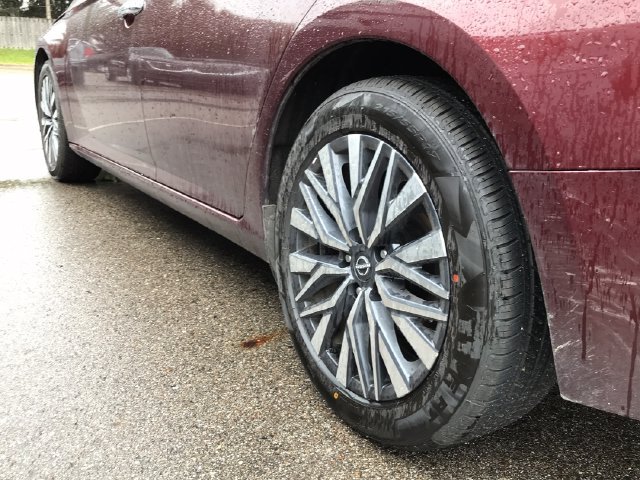 Used 2025 Nissan Altima 2.5 SV FWD image 12