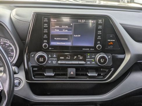 Used 2022 Toyota Highlander XLE image 15
