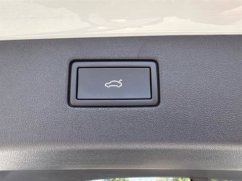 New 2025 Volkswagen Tiguan SE image 12