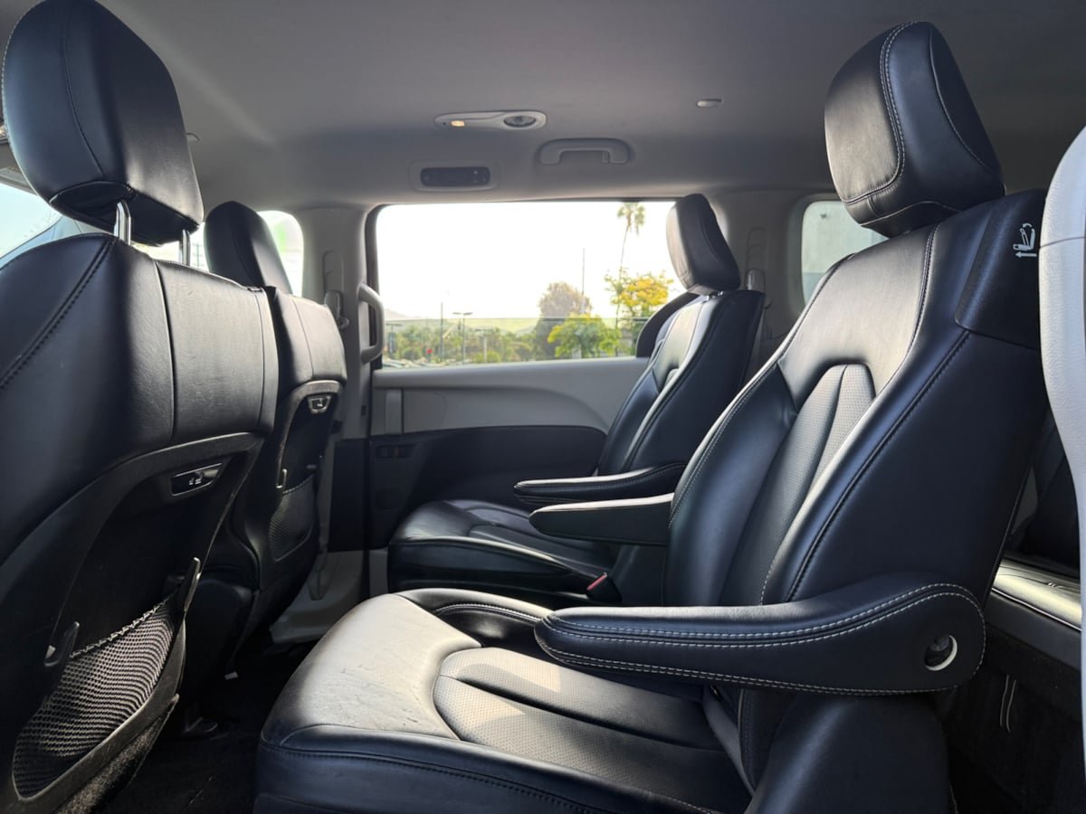 Used 2024 Chrysler Pacifica Limited FWD image 16