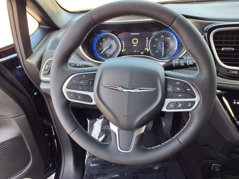 New 2025 Chrysler Pacifica Select image 8