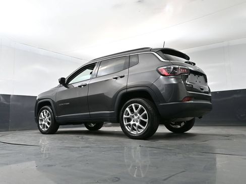 Used 2022 Jeep Compass Latitude w/ Sun and Sound Group AWD/4WD image 21