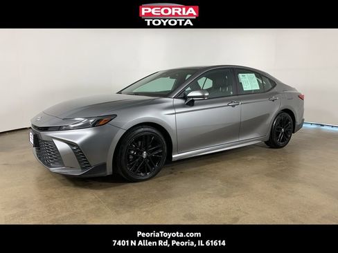 Used 2025 Toyota Camry SE image 1