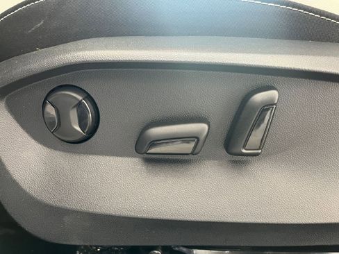 Used 2025 Volkswagen Taos SE image 22