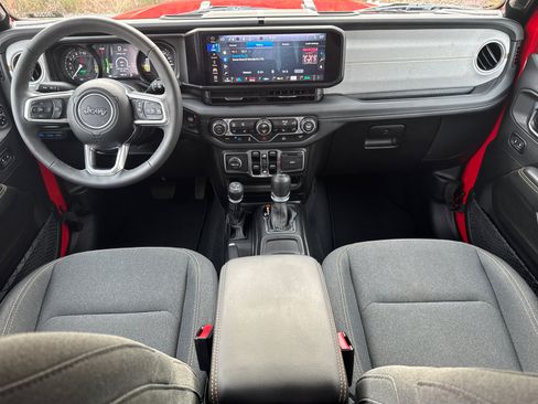 Used 2025 Jeep Wrangler Sahara image 24