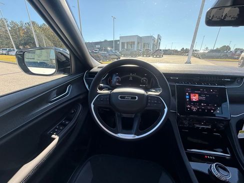 New 2025 Jeep Grand Cherokee Laredo image 14