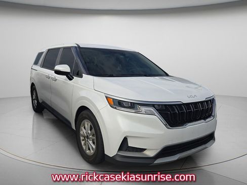 Used 2023 Kia Carnival LX FWD image 4
