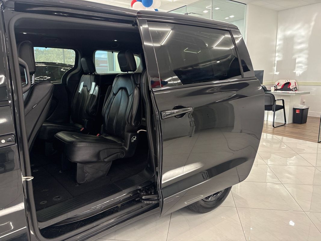 Used 2019 Chrysler Pacifica Touring-L Plus w/ Advanced Safetytec Group FWD image 16