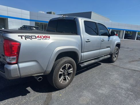 Used 2018 Toyota Tacoma TRD Sport AWD/4WD image 3