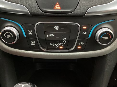 Used 2021 Chevrolet Equinox LS image 35