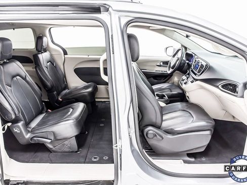 Used 2020 Chrysler Pacifica Touring-L image 32