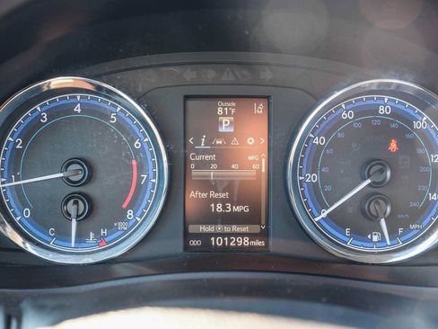 Used 2018 Toyota Corolla SE w/ Carpet Mat Package (TMS) FWD image 26