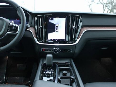 Used 2025 Volvo V60 B5 Cross Country Plus image 18