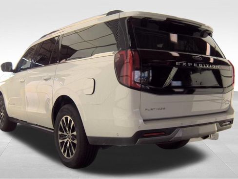 Used 2025 Ford Expedition Max Platinum AWD/4WD image 3