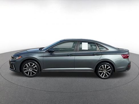 Used 2025 Volkswagen Jetta SE image 12