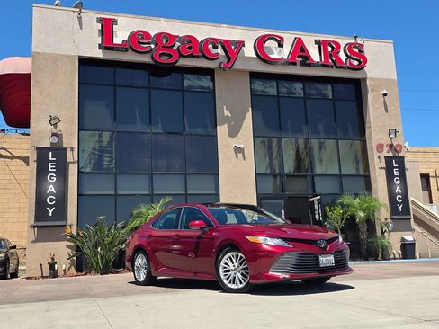 Used 2018 Toyota Camry XLE FWD image 2