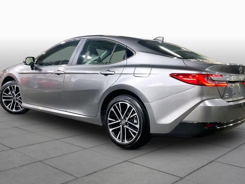 Used 2025 Toyota Camry XLE AWD/4WD image 12