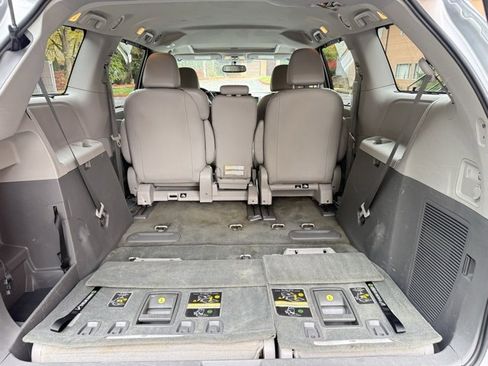 Used 2016 Toyota Sienna Limited image 29
