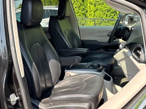 Used 2022 Chrysler Pacifica Touring-L FWD image 23