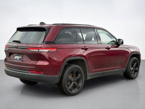 Used 2023 Jeep Grand Cherokee Altitude AWD/4WD image 3