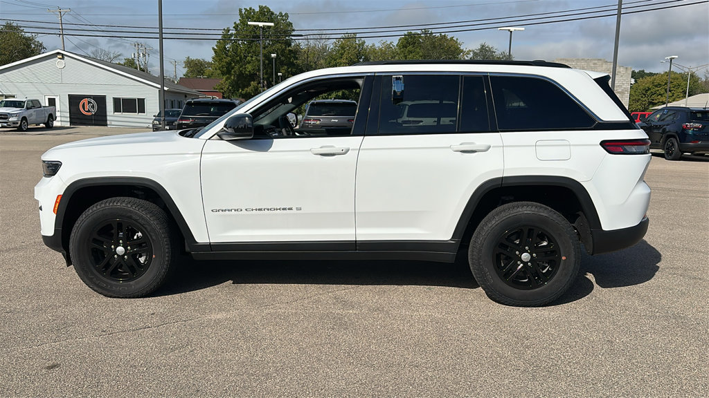 Used 2024 Jeep Grand Cherokee Laredo w/ Luxury Tech Group I AWD/4WD image 4