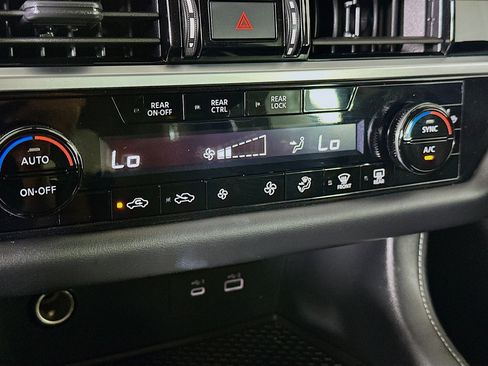 Used 2024 Nissan Pathfinder SV image 23