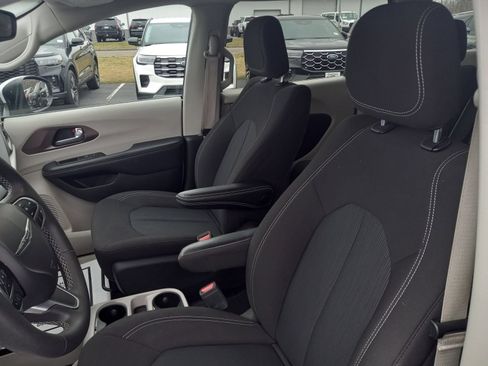 Used 2023 Chrysler Voyager LX FWD image 13