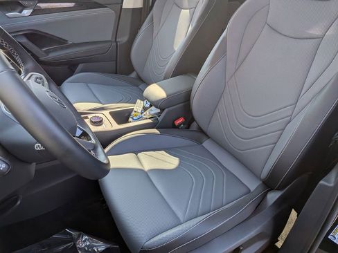 Used 2025 Volkswagen Tiguan SE w/ Panoramic Sunroof Package AWD/4WD image 12