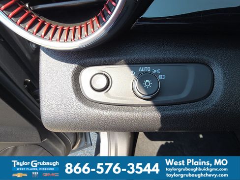 Used 2025 Chevrolet Trax RS FWD image 20