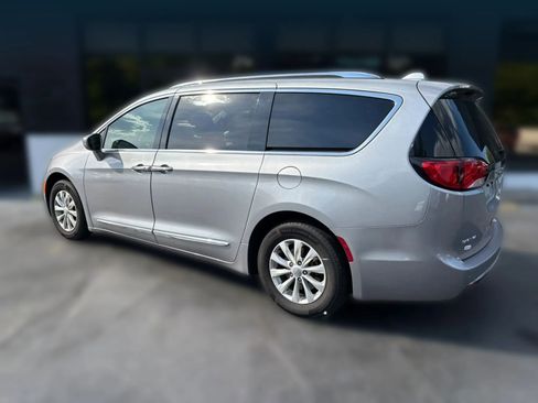 Used 2019 Chrysler Pacifica Touring-L FWD image 3