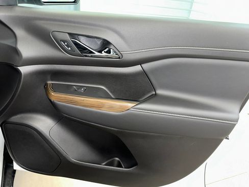 Certified 2023 GMC Acadia SLE w/ Driver Convenience Package image 32